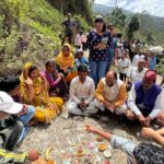 थराली सूना पैनगढ़ मोटरमार्ग पर वैली ब्रिज निर्माण में उपजा विवाद हुआ शांत ,थराली विधायक की मौजूदगी में पूजा अर्चना कर वैली ब्रिज का निर्माण कार्य हुआ प्रारंभ