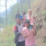 सड़क के अभाव में प्रसूता को डंडी-कंडी से पहुंचाना पड़ा अस्पताल, एरेठा गांव में फिर उजागर हुई बदहाल व्यवस्था