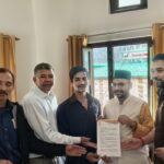पिनाऊं-बलाण मोटर मार्ग निर्माण में तेजी की मांग, विधायक को सौंपा ज्ञापन