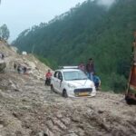 दलदल में फंसा अल्टो, पिकअप से खींचकर निकाला सोल घाटी की सड़क बदहाल, 16 गांवों के ग्रामीण परेशान; बारिश में आवाजाही बनी मुसीबत