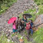 पथरीले रास्ते, खड़ी पहाड़ियां और गहरी खाई के बीच कुर्सी पर बैठाकर छः किमी का सफर; खराब मौसम के कारण आधे रास्ते से लौटा हेलीकॉप्टर