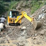 कुहेड़-मैठाणा-मथरपाल सड़क गरमथा के पास मलबा आने से बाधित, मार्ग खोलने का कार्य जारी।