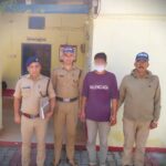 माता-पिता पर जानलेवा हमले का आरोपी बेटा गिरफ्तार, कर्णप्रयाग पुलिस ने चाकू, ब्लेड और डंडा किया बरामद